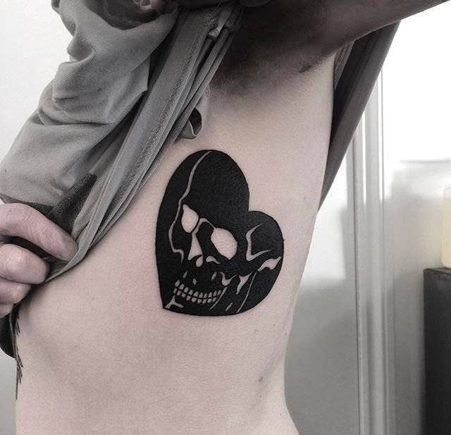 脖子上的纯黑色玫瑰花纹身图案