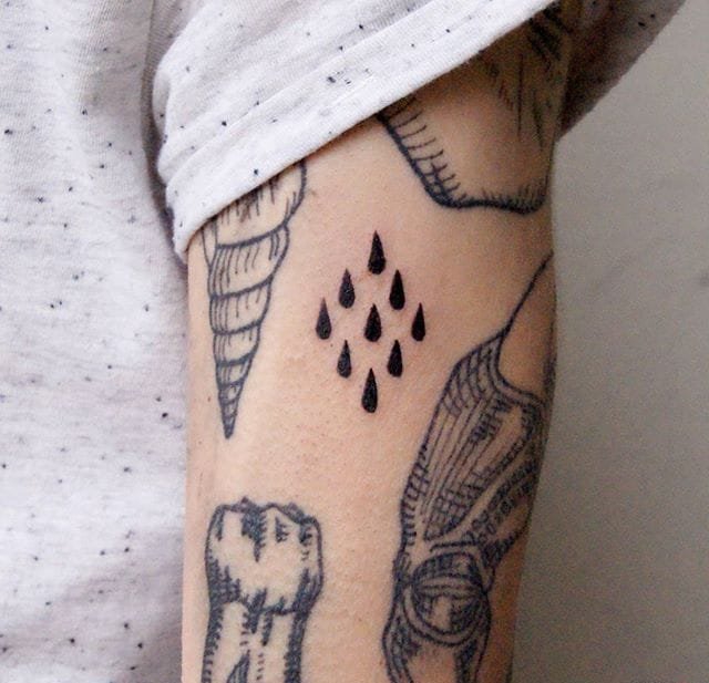 黑色线条组成的一只破碎的玻璃瓶图案纹身