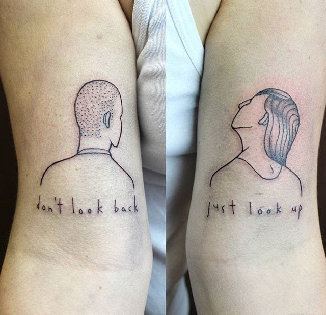 黑色线条组成的一只破碎的玻璃瓶图案纹身