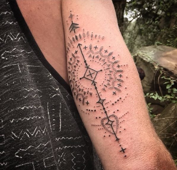 克里斯·戴维森制作的手臂上的神奇图样纹身图案