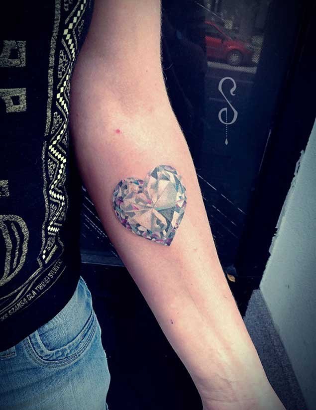 变形字体形成的心形图案纹身