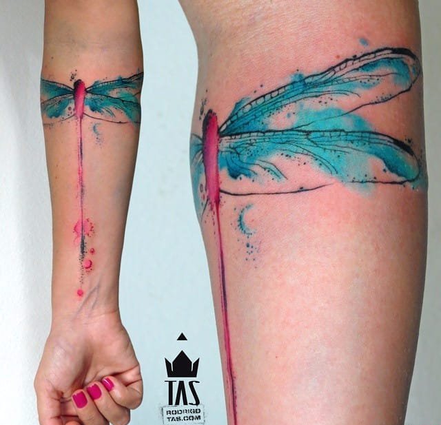 大臂上的蓝色水彩鲸鱼的纹身图案