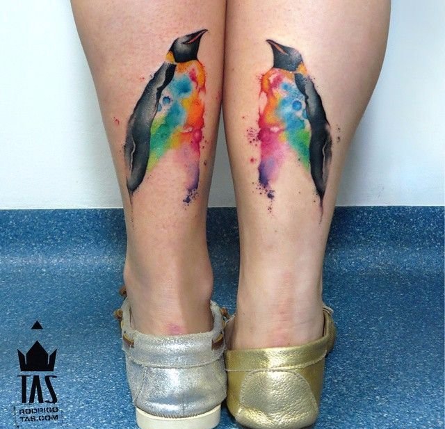 大臂上的蓝色水彩鲸鱼的纹身图案