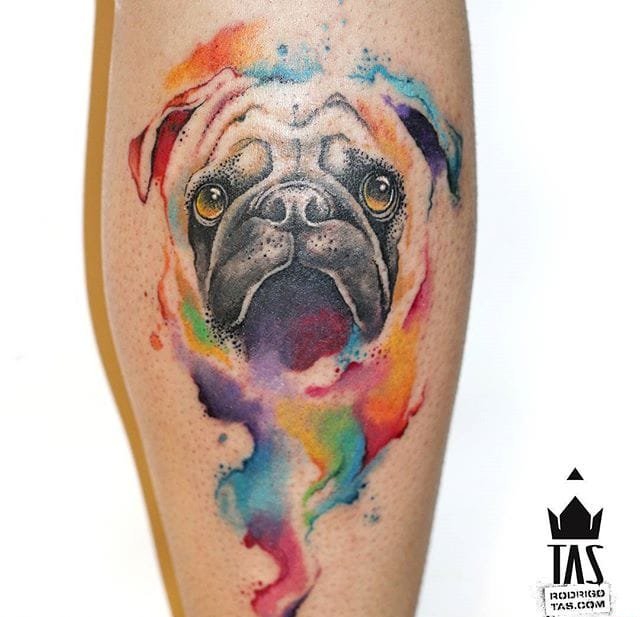 大臂上的蓝色水彩鲸鱼的纹身图案