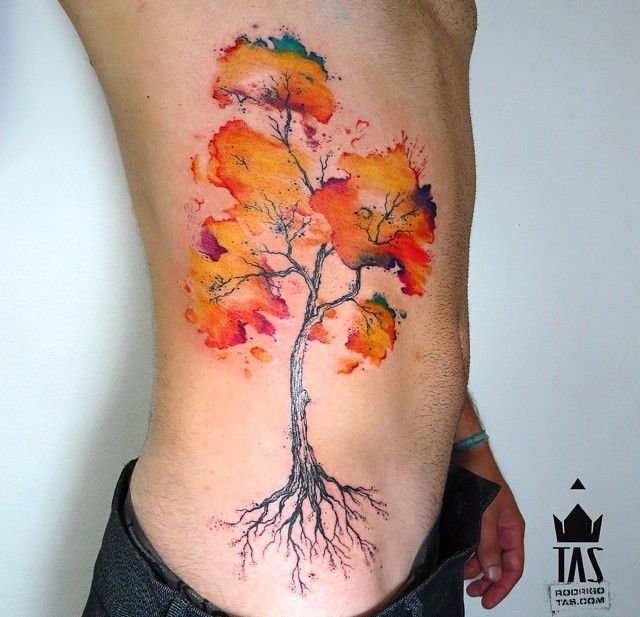 大臂上的蓝色水彩鲸鱼的纹身图案