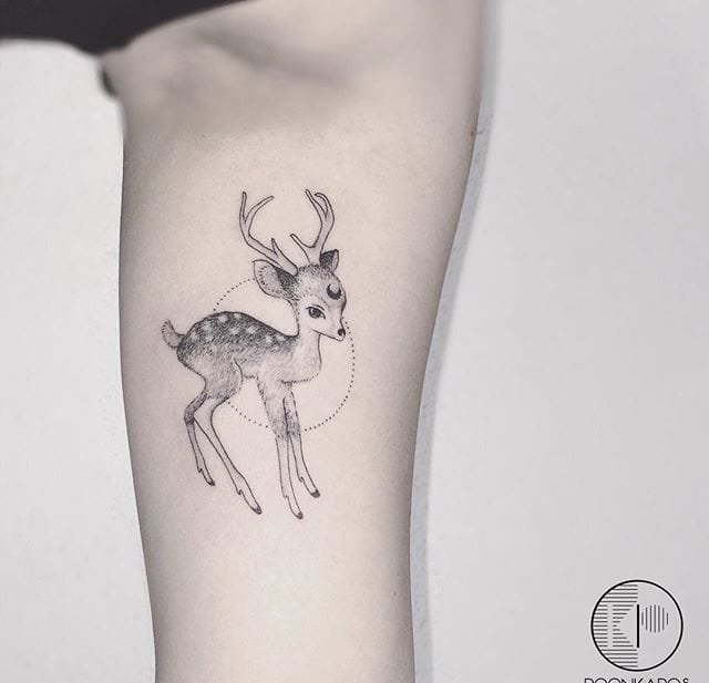 大腿上的圆形细线浪花文字纹身图案