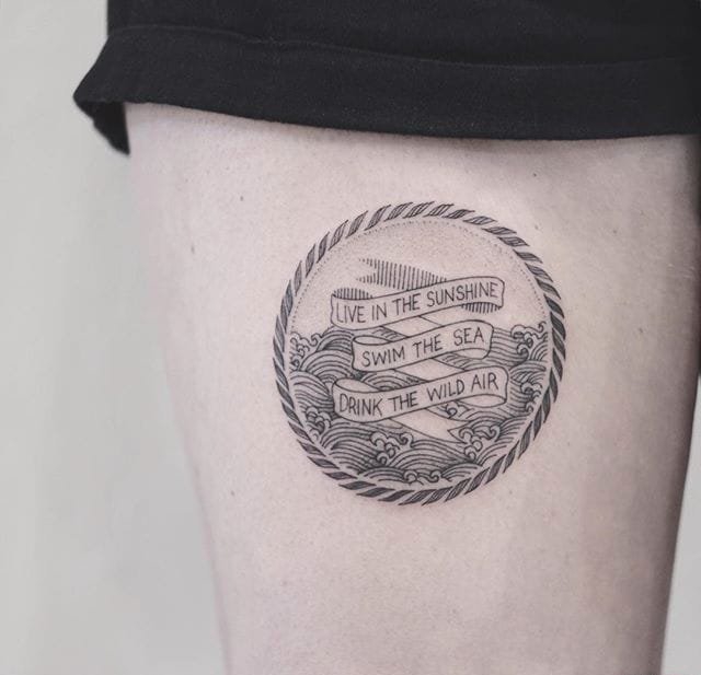 大腿上的圆形细线浪花文字纹身图案
