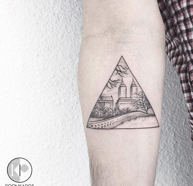 大腿上的圆形细线浪花文字纹身图案