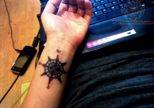 女孩手腕上的指南针纹身图案