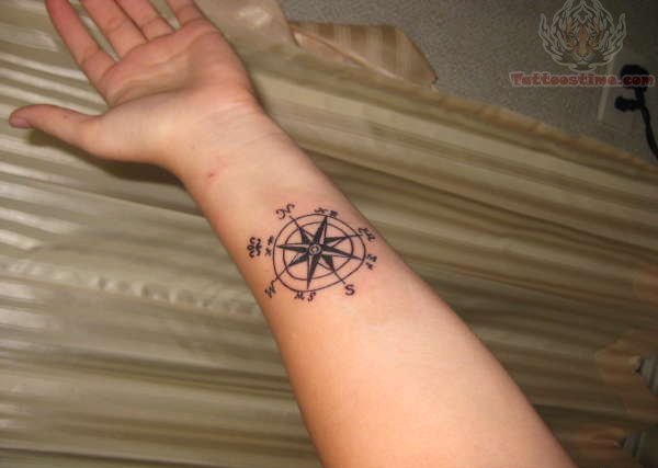 女孩手腕上的指南针纹身图案