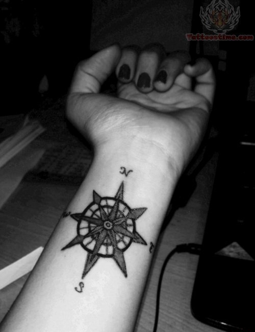 女孩手腕上的指南针纹身图案