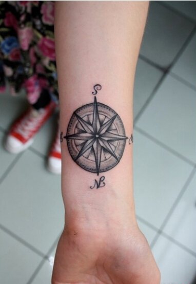 女孩手腕上的指南针纹身图案