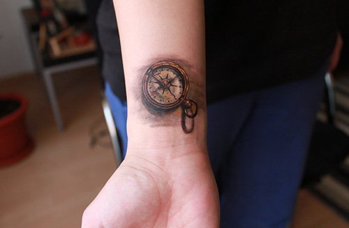 女孩手腕上的指南针纹身图案