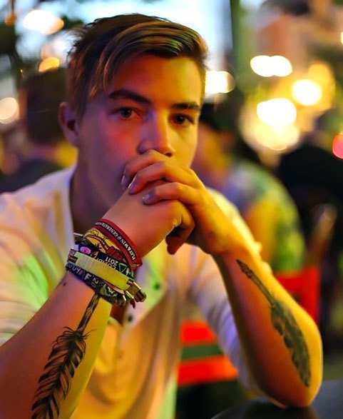 脚踝上的丝带羽毛纹身图案