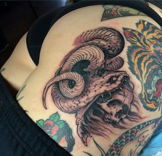 缠绕着骨架骷髅头的怪物蛇图案纹身