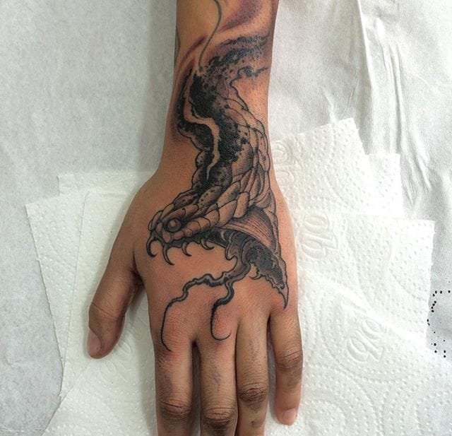 缠绕着骨架骷髅头的怪物蛇图案纹身