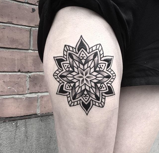 小腿上带有人脸的太阳纹身图案