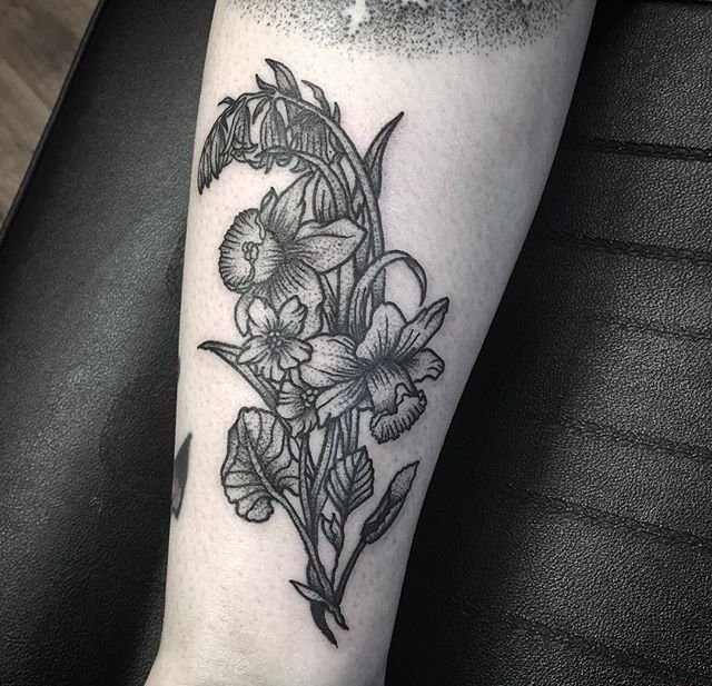 小腿上带有人脸的太阳纹身图案