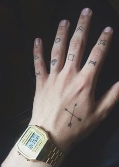 虎口处的多个五角星纹身图案