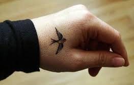 虎口处的多个五角星纹身图案