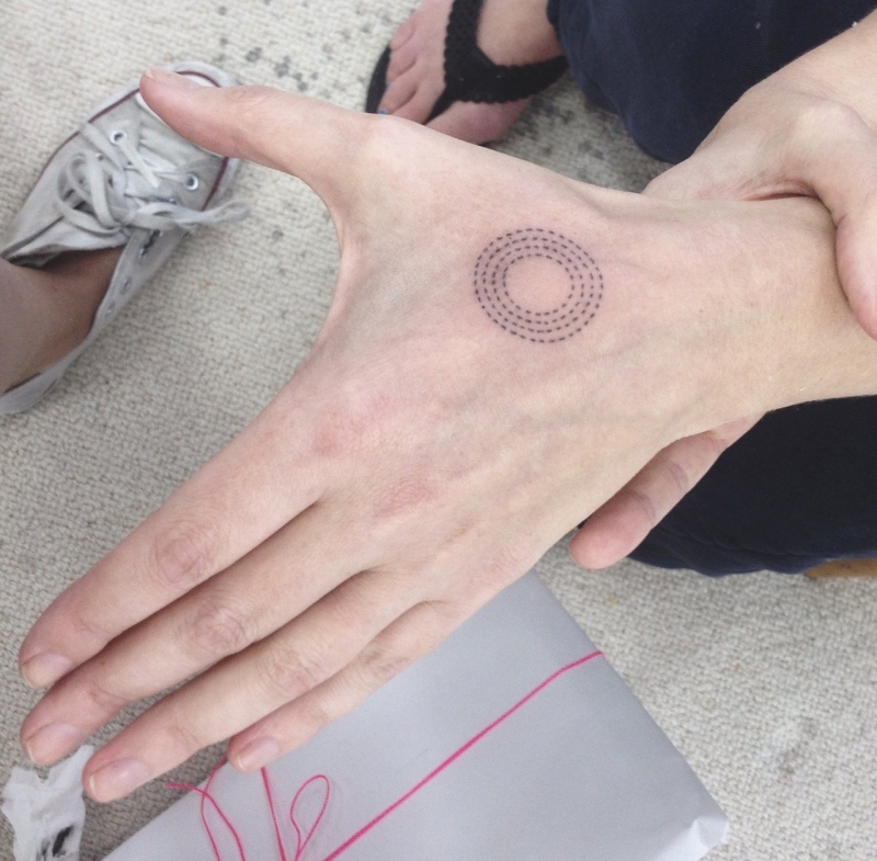 虎口处的多个五角星纹身图案