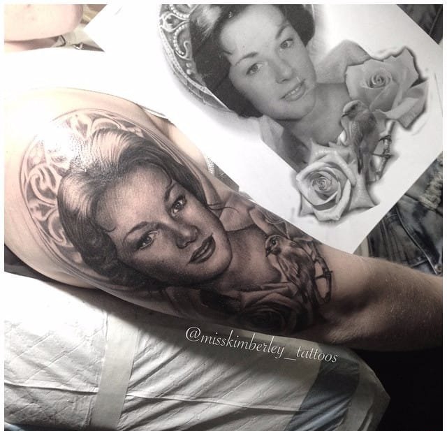 大腿上的詹姆斯·迪恩肖像纹身图案