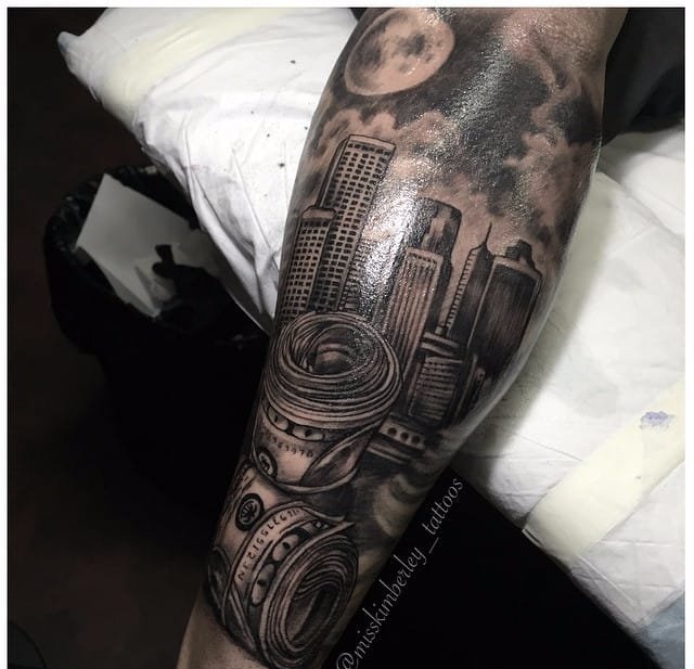 大腿上的詹姆斯·迪恩肖像纹身图案