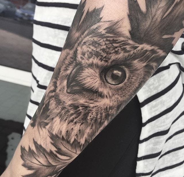 大腿上的詹姆斯·迪恩肖像纹身图案