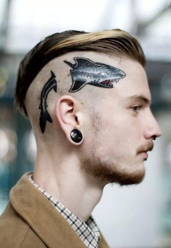 美女侧背上的花纹身图案