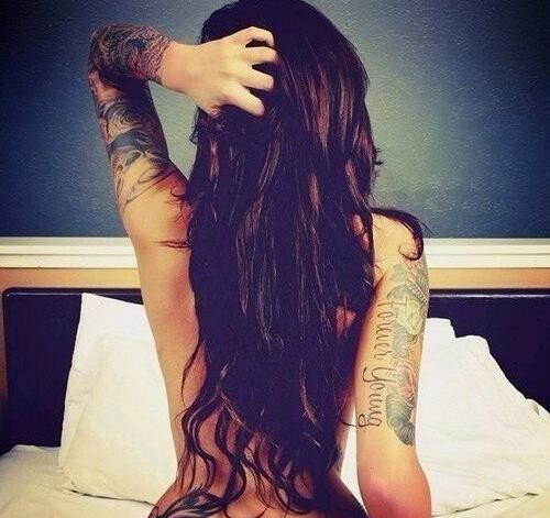 美女侧背上的花纹身图案