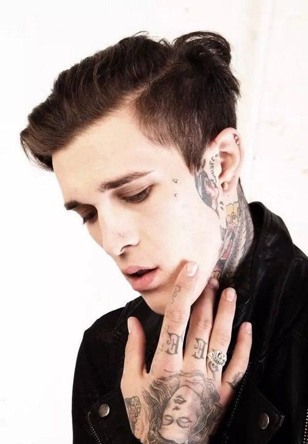 美女侧背上的花纹身图案