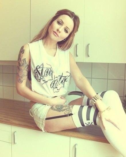 美女侧背上的花纹身图案