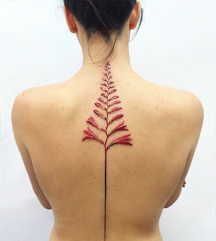 女生后背精致的水彩小树纹身图案