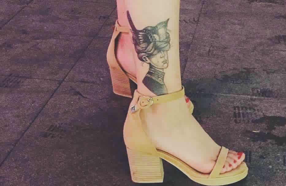 小腿部一枚少数民族姑娘纹身图案