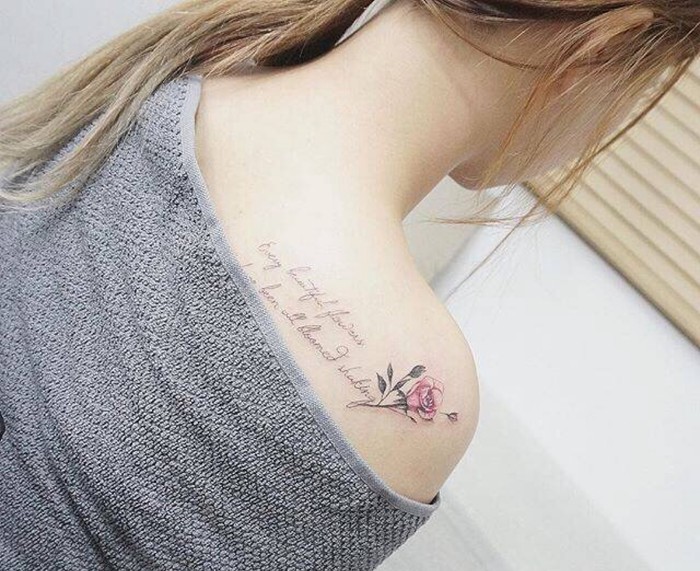 清新可爱的女生肩部字母玫瑰纹身图案