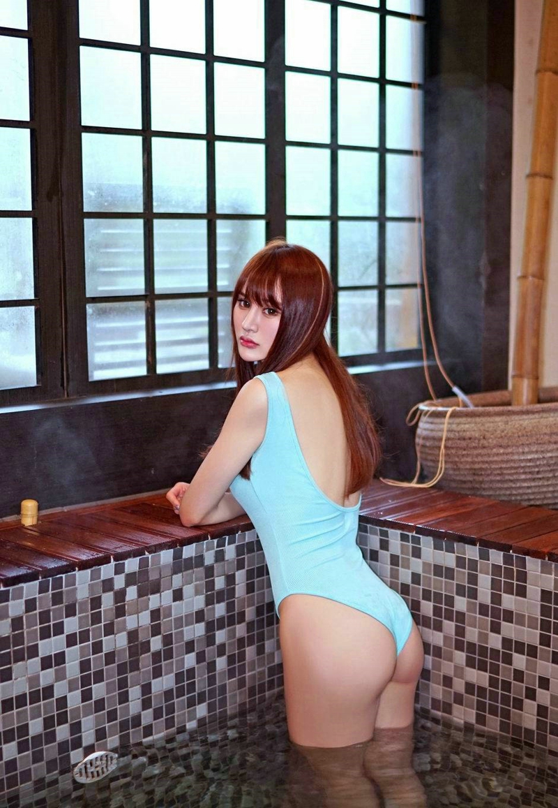 男士脊椎部有层次感的英文纹身图案