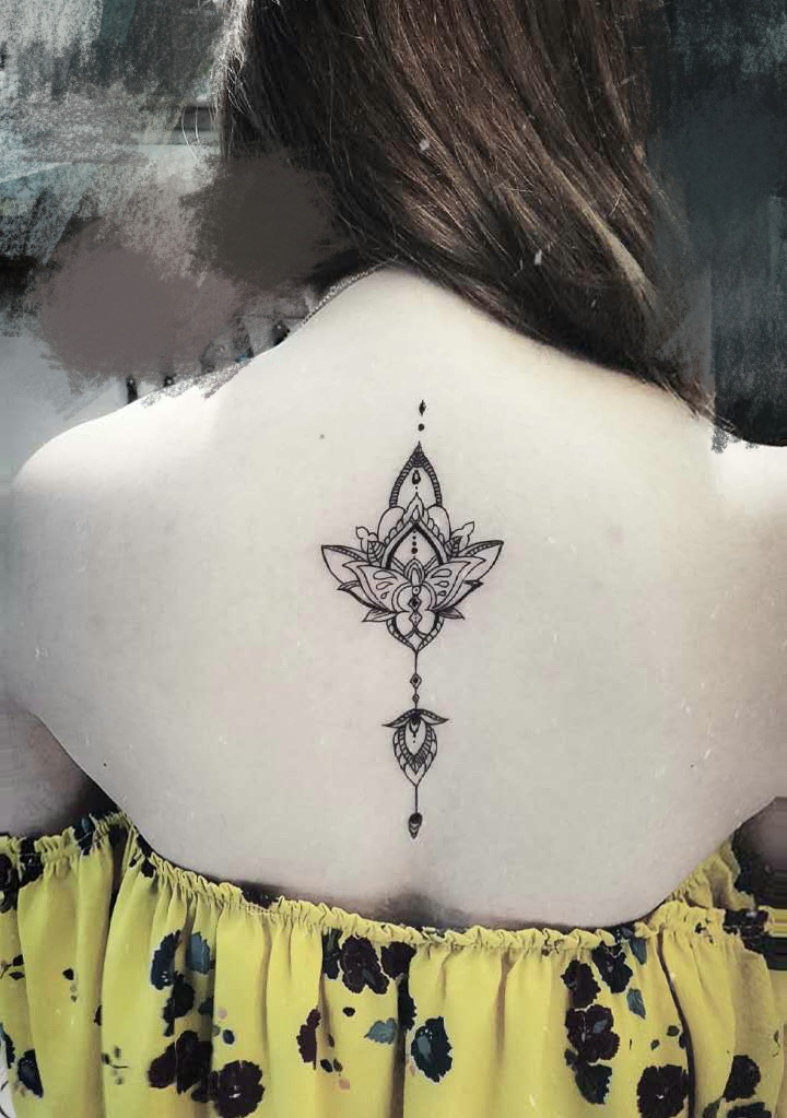 黄衣女子的脊椎部梵花纹身刺青