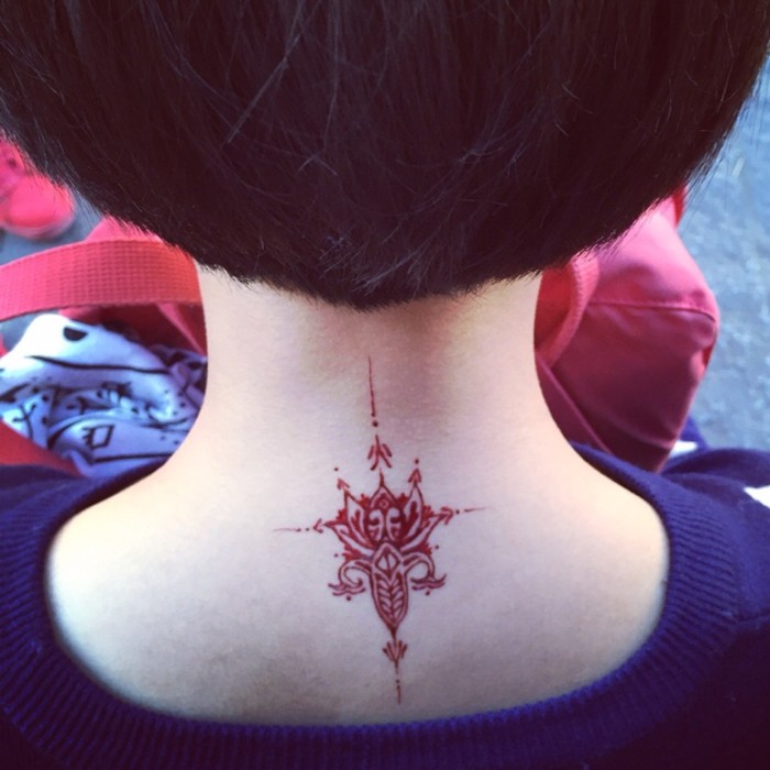 个性女生后颈处的个性图腾帅气十足