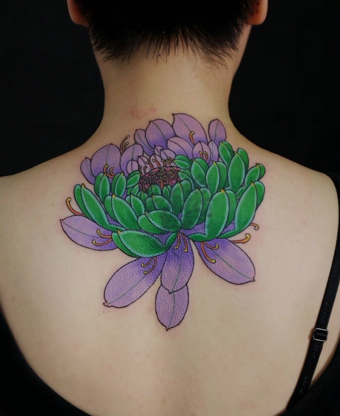 脖子身后的彩色大花朵纹身图案