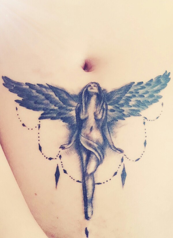 超美丽！肚脐下的展翅天使纹身图案