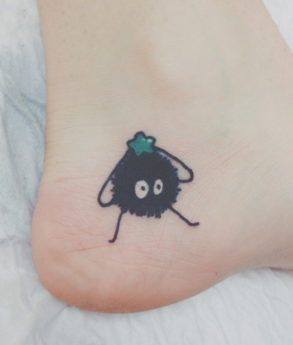 超可爱的女生纹身脚踝上的“小煤球”