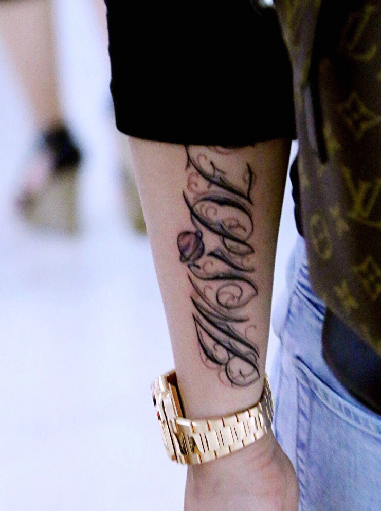 带着手表的男士手臂拥有英文纹身刺青