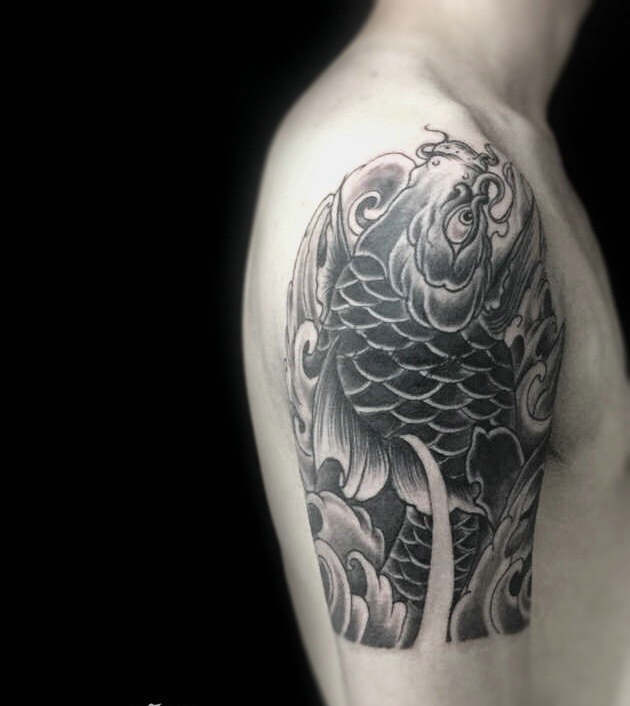 大臂黑白鲤鱼纹身图案十分有活力