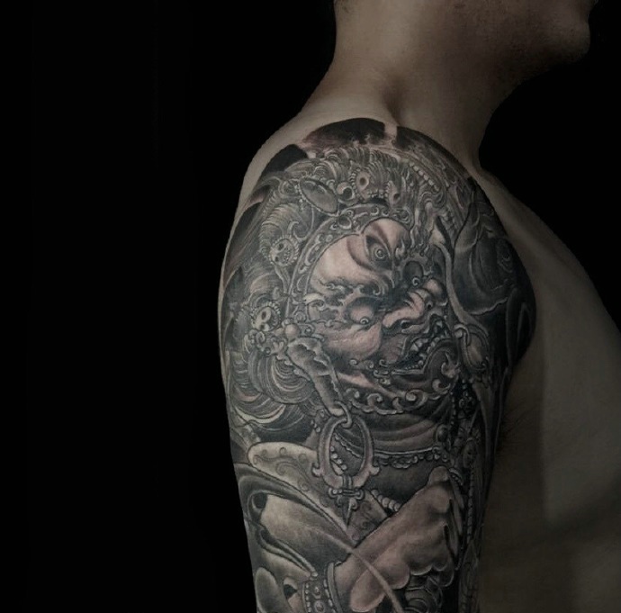 大臂黑白图腾纹身图案魅力十足