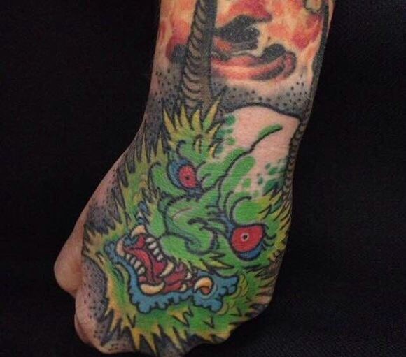 遮盖整个手背的彩色邪龙纹身图案