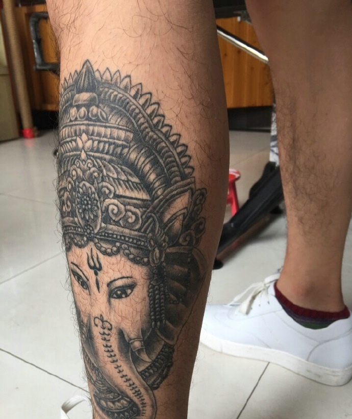 经典的腿部黑白大象神纹身图案