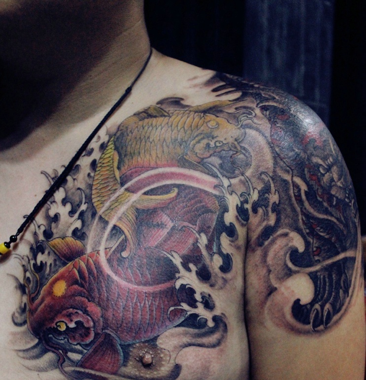 超级霸气的半甲鲤鱼纹身图案