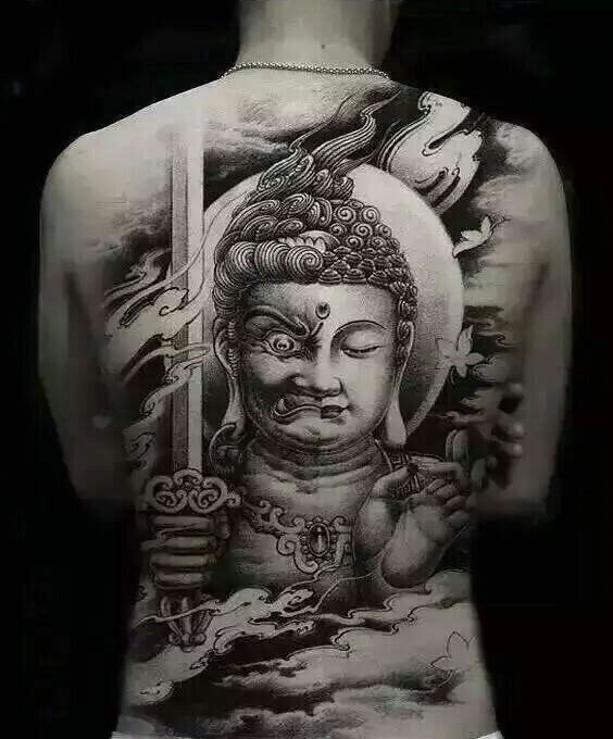 手持刀具的如来佛满背纹身图案