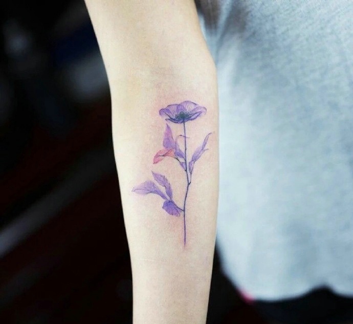 一组水墨风格的唯美花朵纹身图案