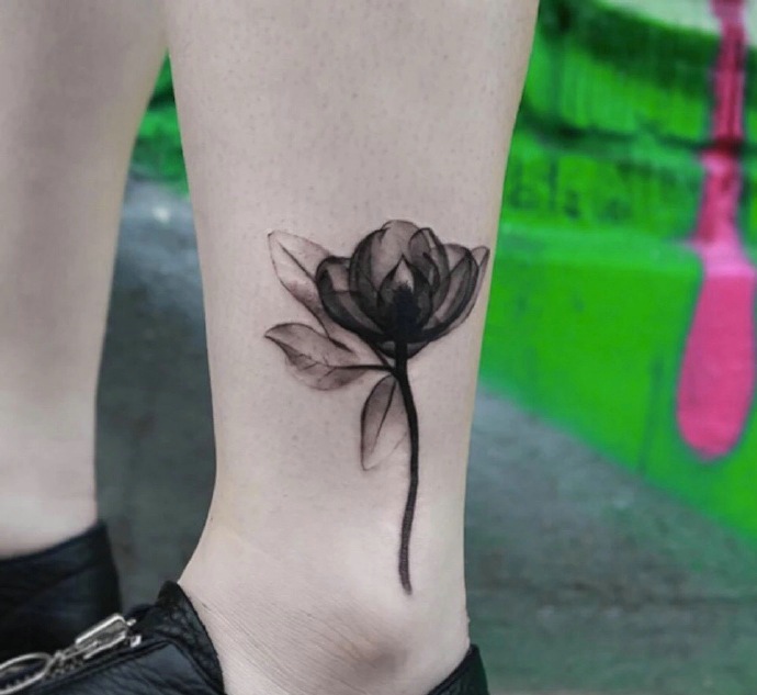 一组水墨风格的唯美花朵纹身图案
